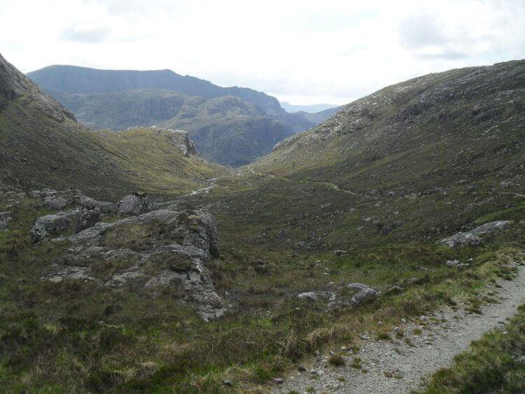 Ab dem Einstieg ins Hängetal ist der Weg gut fahrbar und nach 1,5 km und 320m Höhenunterschied seit Fionn Loch ist eine Hochfläche erreicht. Blick zurück