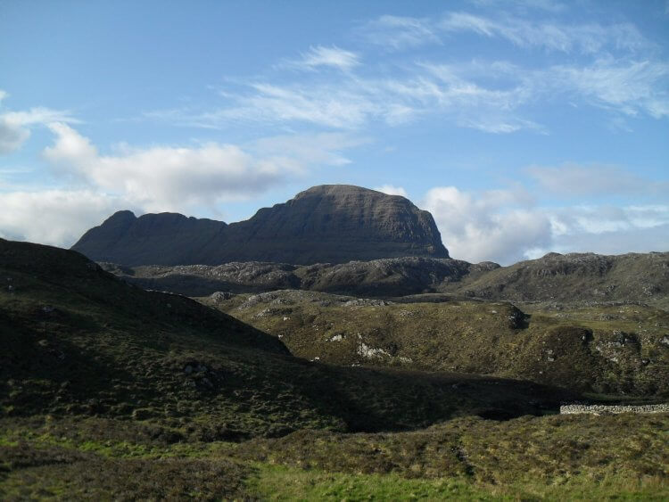 <small>"...and bring the lass there back tae me that's aye sae fresh and clean, there's nane I'll style aboon her, she's my ain, my bonnie Jean."</small>
<br/><br/>
Suilven von Suileag Bothy aus