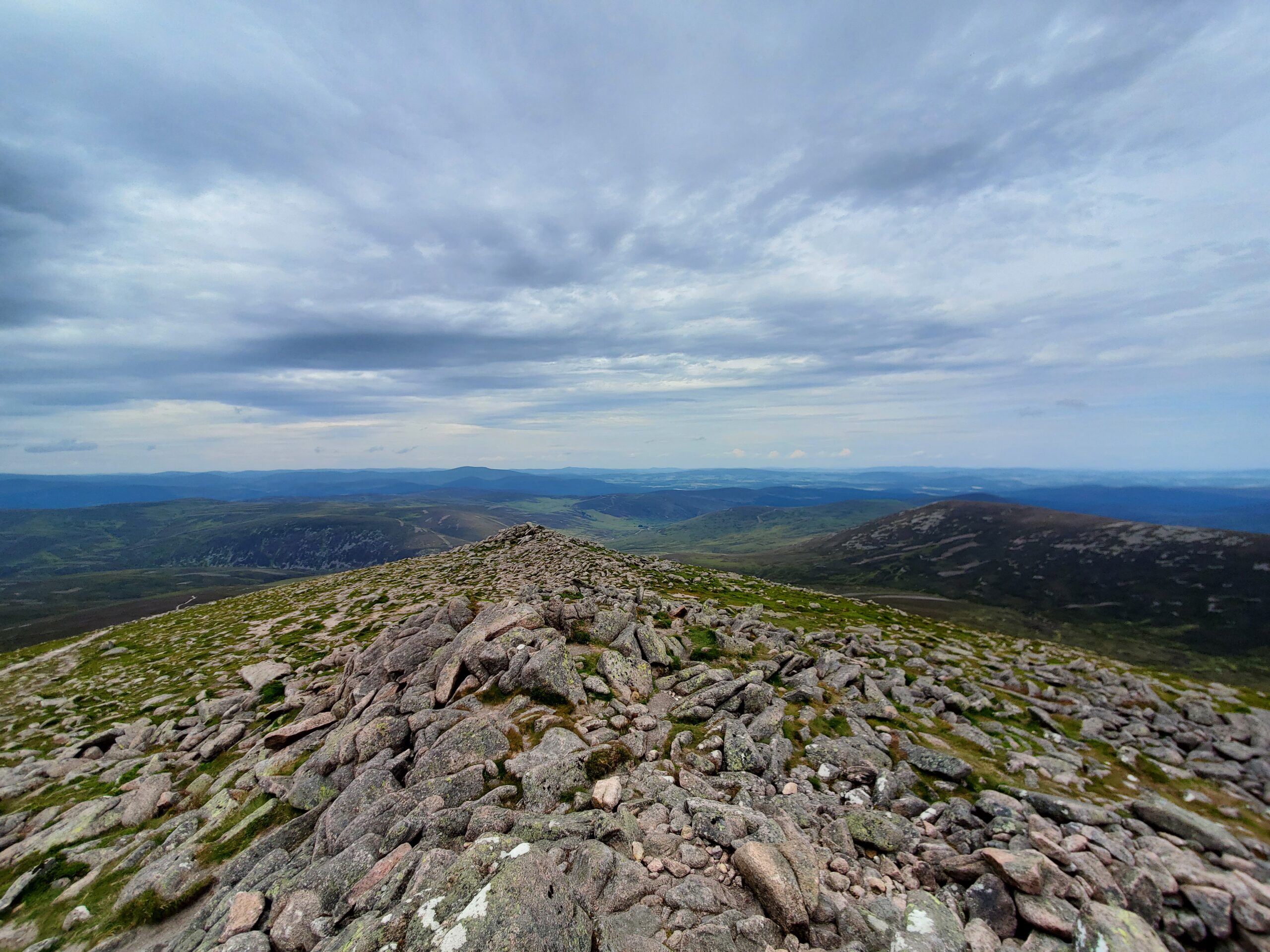 Als Munro wird ein schottischer Berg klassifiziert, wenn er höher als 3000 ft (914,4 m) ist. Davon gibt es in Schottland immerhin 282 Stück.