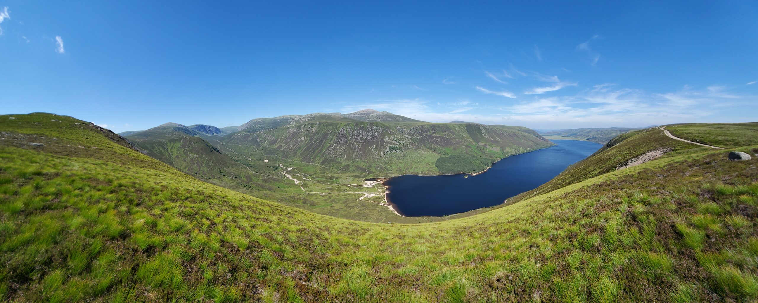 Und da ist es. Loch Muick, am Fuße des Lochnagar-Massivs, das mit dem Cac Carn Beag auch einen Munro hat